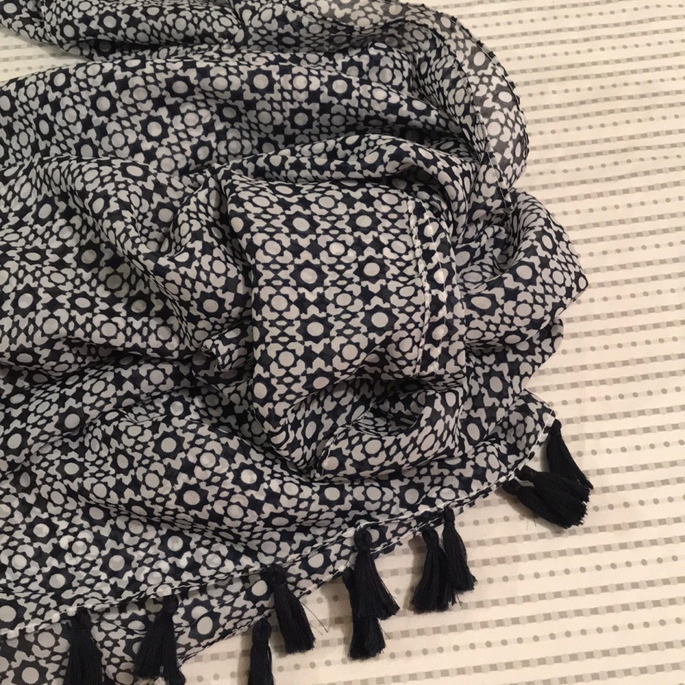BERKSHIRE Patterned Scarf with Tassels Navy and White colors